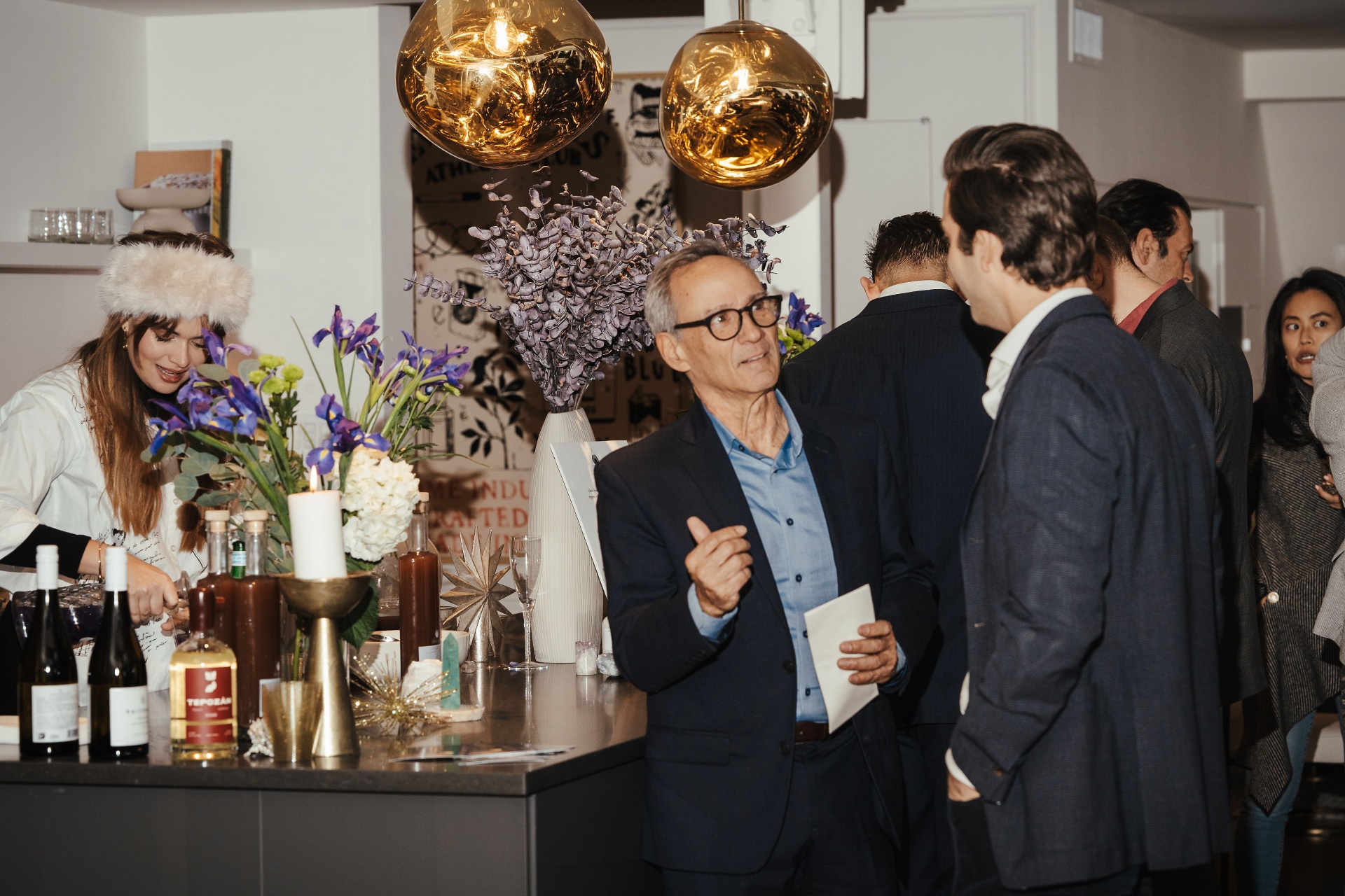 Curated bar and networking at an Olhon evening
